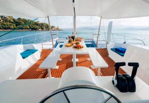 Victoria 双体帆船包船-秋叶